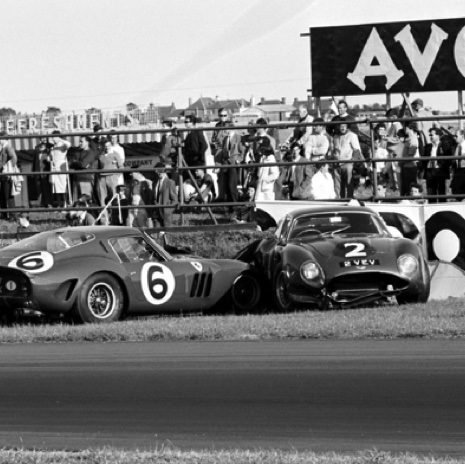 T.T 1962 Goodwood : Jim sur l'Aston Martin DB4 Zagato et John Surtee sur la Ferrari 250 GTO(N°6) s'accrochent, emportés par leur fougue !